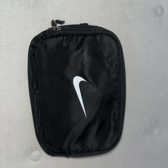 Nike Black Crossbody Bag: Stylish and Practical Accessory - Picture 2 of 7
